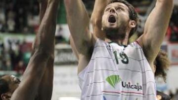 Freeland tratando de tirar.