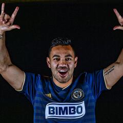 Marco Fabián convinced by Vela and the Dos Santos to join MLS
