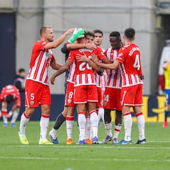 El Almería rompe dos décadas después la ‘maldición de Cádiz’