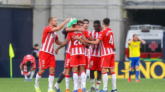 El Almería rompe dos décadas después la ‘maldición de Cádiz’