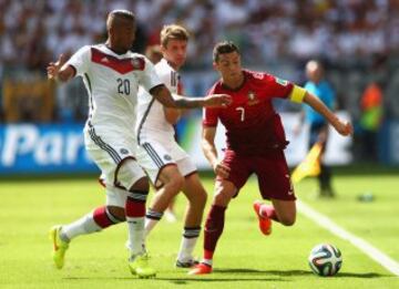 Cristiano Ronaldo intenta irse de Jerome Boateng.