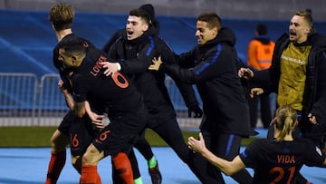 Croatia&#039;s Tin Jedvaj celebrates with team mates after scoring a second goal during the UEFA Nations League football match between Croatia and Spain at the Maksimir Stadium in Zagreb on November 15, 2108. (Photo by - / AFP)