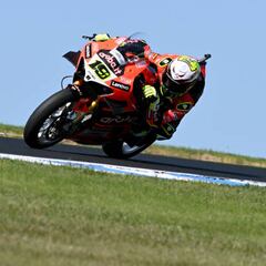 Bautista sigue al acecho