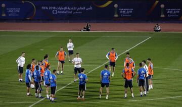 Solari da instrucciones al grupo durante el entrenamiento.