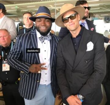 Aquí, Tom Brady posa con David Ortiz, que parece ser demasiado pesado para haber sido deportista de élite. Incluso, dicen, que en el mismo Boston donde reina Brady.
