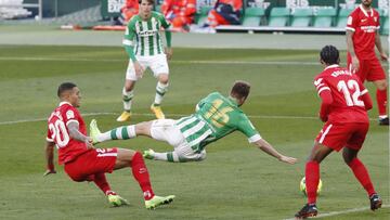 Diego Carlos, ante Loren en el penalti del 1-1.