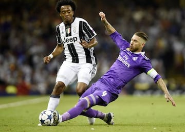 Sergio Ramos se cruza ante Cuadrado.