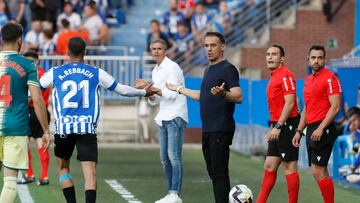 VITORIA , 08/06/2023.- El entrenador del Eibar, Luis García Plaza (c), durante el partido de vuelta de semifinales de playoff de ascenso de Segunda División entre la SD Eibar y el Deportivo Alavés, este jueves en el estadio de Mendizorroza, en Vitoria. EFE/ David Aguilar
