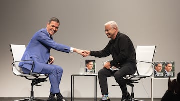 El presidente del Gobierno, Pedro Sánchez (i) y el presentador de televisión, Jorge Javier Vázquez (d), durante la presentación del libro ‘Tierra firme’, en el Círculo de Bellas Artes, a 11 de diciembre de 2023, en Madrid (España). El libro ‘Tierra firme’, editado por Península, repasa las vivencias de Sánchez al frente del Ejecutivo durante la última legislatura. A la presentación del libro, que salió a la venta el pasado 4 de diciembre, han asistido varios ministros del Gobierno. La presentación es un día antes del debate de la Ley de Amnistía en el Congreso de los Diputados.
11 DICIEMBRE 2023;TIERRA FIRME;SANCHEZ;LIBRO;EJECUTIVO;GOBIERNO
Eduardo Parra / Europa Press
11/12/2023