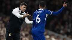 Mauricio Pochettino, entrenador del Chelsea, da instrucciones a Thiago Silva durante un partido.