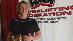 La haltera trans Mary Gregory posa tras ganar en el 100% RAW Powerlifting Federation.