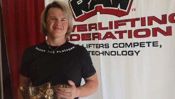 La haltera trans Mary Gregory posa tras ganar en el 100% RAW Powerlifting Federation.