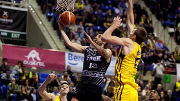 GRAF6639. LA LAGUNA, 24/01/2018.- El escolta del Paok Sal&oacute;nica, Thodoris Zaras (c), entra a canasta ante del p&iacute;vot del Iberostar Tenerife, Fran V&aacute;zquez (d), durante el partido de baloncesto correspondiente a la doceava jornada de la B