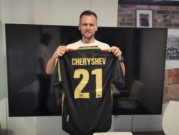 Chéryshev sostiene la camiseta del Venezia FC.