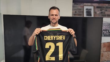 Chéryshev sostiene la camiseta del Venezia FC.