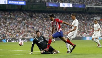 As&iacute; salvo Courtois su mano a mano con Diego Costa.