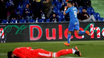 Ángel celebra su primer gol con Rubén lamentándose en el suelo.