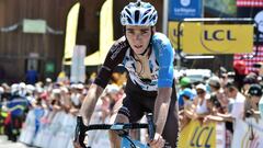 Romain Bardet cruza la l&iacute;nea de meta en la &uacute;ltima etapa del Criterium del Dauphine con final en la cima de Plateau de Solaison.