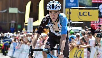 Romain Bardet cruza la l&iacute;nea de meta en la &uacute;ltima etapa del Criterium del Dauphine con final en la cima de Plateau de Solaison.