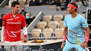 El tenista serbio Novak Djokovic y el espa&ntilde;ol Rafa Nadal, antes de enfrentarse en la final de Roland Garros 2020.