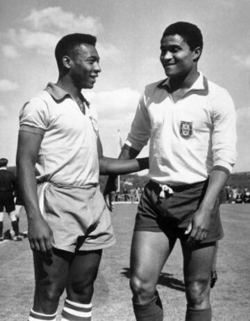 Eusebio, a la derecha, y Pelé se saludan antes de un partido entre Brasil y Portugal.