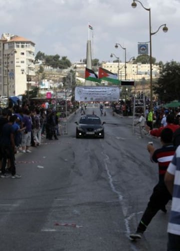 Carrera de coches en las calles de Palestina