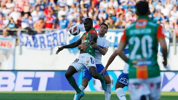 Futbol, Universidad Catolica vs Cobresal.
Fecha 4, campeonato Nacional 2023.
El jugador de Universidad Catolica Guillermo Burdisso, derecha, disputa el balon contra Cecilio Waterman de Cobresal durante el partido de primera division disputado en el estadio El Teniente en Rancagua, Chile.
12/02/2023