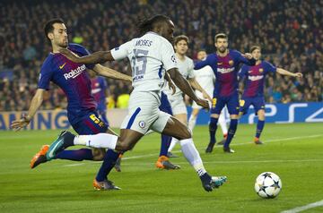 V¨ªctor Moses y Sergio Busquets.