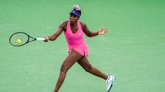 La tenista estadounidense Venus Williams devuelve una bola durante su partido ante Veronika Kudermetova en el Western & Southern Open, el WTA 1.000 de Cincinnati.