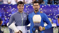 MASON, OHIO - AUGUST 20: Carlos Alcaraz of Spain and Novak Djokovic of Serbia pose with their trophies after the final of the Western & Southern Open at Lindner Family Tennis Center on August 20, 2023 in Mason, Ohio.   Matthew Stockman/Getty Images/AFP (Photo by MATTHEW STOCKMAN / GETTY IMAGES NORTH AMERICA / Getty Images via AFP)