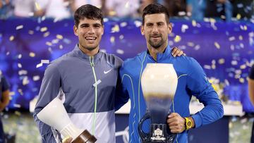 MASON, OHIO - AUGUST 20: Carlos Alcaraz of Spain and Novak Djokovic of Serbia pose with their trophies after the final of the Western & Southern Open at Lindner Family Tennis Center on August 20, 2023 in Mason, Ohio. Matthew Stockman/Getty Images/AFP (Photo by MATTHEW STOCKMAN / GETTY IMAGES NORTH AMERICA / Getty Images via AFP)