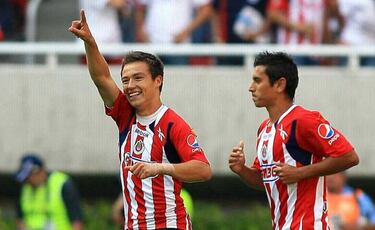 10 jugadores de Chivas y América que anotaron en su primer Clásico Nacional