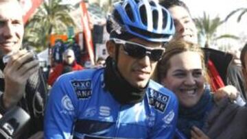 <b>ATRACCIÓN. </b>Alberto Contador fue el más solicitado, tanto por los aficionados mallorquines como por los compañeros de pelotón. A la derecha, se saluda con Andy Schleck.