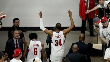 PBX16. Los Angeles (United States), 30/04/2017.- Los Angeles Clippers Paul Pierce (R) and DeAndre Jordan (L) leave the court after the Clippers lost to the Utah Jazz in their NBA Western Conference playoff round one basketball game in Los Angeles, California, USA 30 April 2017. The Jazz won the game and the series to advance and meet the Golden State Warriors in the next round. (Baloncesto, Jordania, Estados Unidos) EFE/EPA/PAUL BUCK