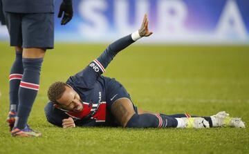 Neymar recibió en su tobillo izquierdo una dura entrada de Thiago Mendes.