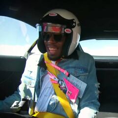 Hamilton pone al limite a Bolt en un coche: su cara lo dice todo