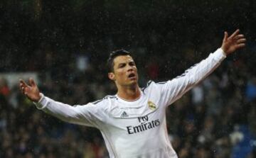 Cristiano Ronaldo del Real Madrid celebra su gol ante el Rayo Vallecano durante su partido de fútbol español de Primera División en el estadio Santiago Bernabéu.