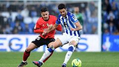 Mikel Merino ante Toni Moya en el Reale Arena.