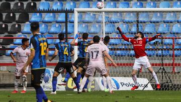 Futbol, Huachipato vs Universidad de Chile
Fecha 19, campeonato Nacional 2021.
El arquero de Universidad de Chile Fernando De Paul controla el balon durante el partido de primera division contra Huachipato disputado en el estadio Cap en Talcahuano, Chile.
29/08/2021
Dragomir Yankovic/Photosport
Football, Huachipato vs Universidad de Chile
19th date, 2021 National Championship.
Universidad de Chile's goalkeeper Fernando De Paul controls the ball during the first division match against Huachipato held at the Cap stadium in Talcahuano, Chile.
29/08/2021
Dragomir Yankovic/Photosport