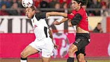 <b>FALTA PREVIA EN EL PENALTI</B>. La imagen superior derecha no deja dudas. Oliveira agarró a Niño antes de que el central le pisara. Si Iturralde hubiese sancionado la falta, el Mallorca no se hubiera encontrado en el primer minuto con un jugador menos y 0-1.