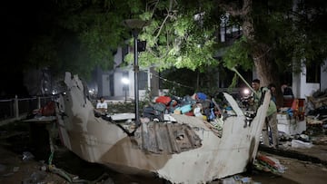 Escombros tras el accideente del vuelo 171 Air India, con destino al aeropuerto Gatwick de Londres, se estrellara durante el despegue de un aeropuerto en Ahmedabad, India, el 12 de junio de 2025.