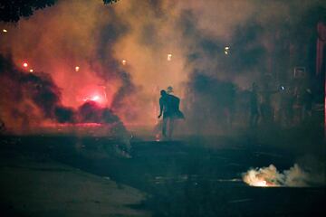 Tras la derrota del Paris Saint-Germain en la final de la Champions League 2020 algunos aficionados del conjunto parisino salieron a las calles de la capital francesa para provocar numerosos disturbios. Los alrededores del Parque de los Príncipes se convirtió en una batalla campal con entre las autoridades y los ultras del PSG. 
