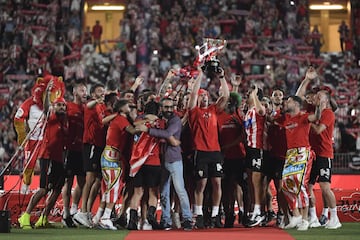 Jugadores y aficionados del Almerí­a celebran en el estadio de los Juegos Mediterráneos el ascenso a Primera División.