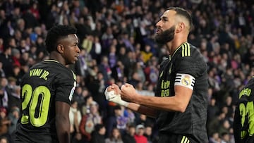 Real Madrid's French forward Karim Benzema celebrates scoring his team's first goal next to Real Madrid's Brazilian forward Vinicius Junior (L) during the Spanish League football match between Real Valladolid FC and Real Madrid CF at the Jose Zorilla stadium in Valladolid on December 30, 2022. (Photo by CESAR MANSO / AFP)