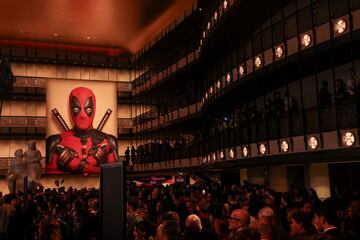 Un cartel de Deadpool cuelga en el Teatro David H. Koch durante el estreno de 'Deadpool and Wolverine' en la ciudad de Nueva York.