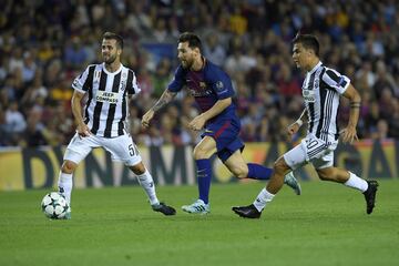 Lionel Messi con Miralem Pjanic y Paulo Dybala.