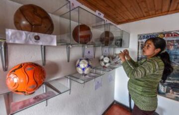 Balones colgados de los balcones, la estatua de un balón en la plaza del pueblo, un museo del balón, 20 fábricas de balones... está claro de qué vive el pequeño pueblo colombiano de Monguí.