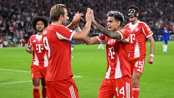 Soccer Football - UEFA Champions League - Bayern Munich v Chelsea - Allianz Arena, Munich, Germany - September 17, 2025 Bayern Munich's Harry Kane celebrates scoring their second goal with Bayern Munich's Luis Diaz REUTERS/Angelika Warmuth