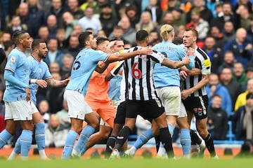 El delantero noruego del Manchester City ha tenido más que palabras Dan Burn durante el duelo de hoy de la Premier League entre el conjunto de Manchester y el Newcastle. 