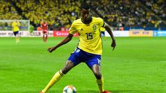 Sweden&#039;s forward Alexander Isak with the ball during the UEFA Euro 2020 qualifier Group F football match Sweden v Malta on June 7, 2019 in Solna, Sweden. (Photo by Jonathan NACKSTRAND / AFP)